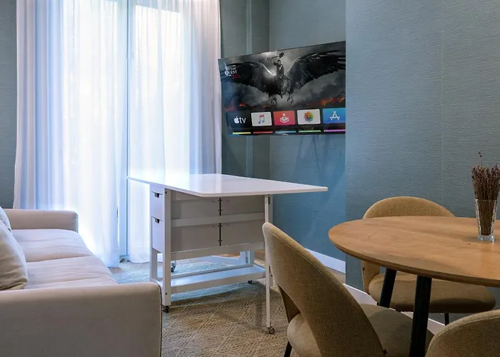 Big 4 Rooms In A Centric Home Parking Included